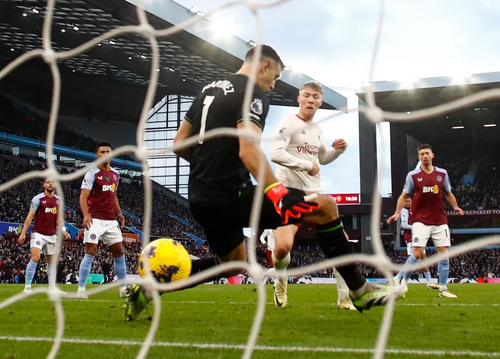 Rasmus Hojlund scores in the key moment of the first half